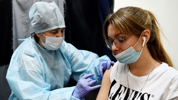 Открытие пунктов вакцинации в торговых центрах Екатеринбурга - Sputnik Узбекистан