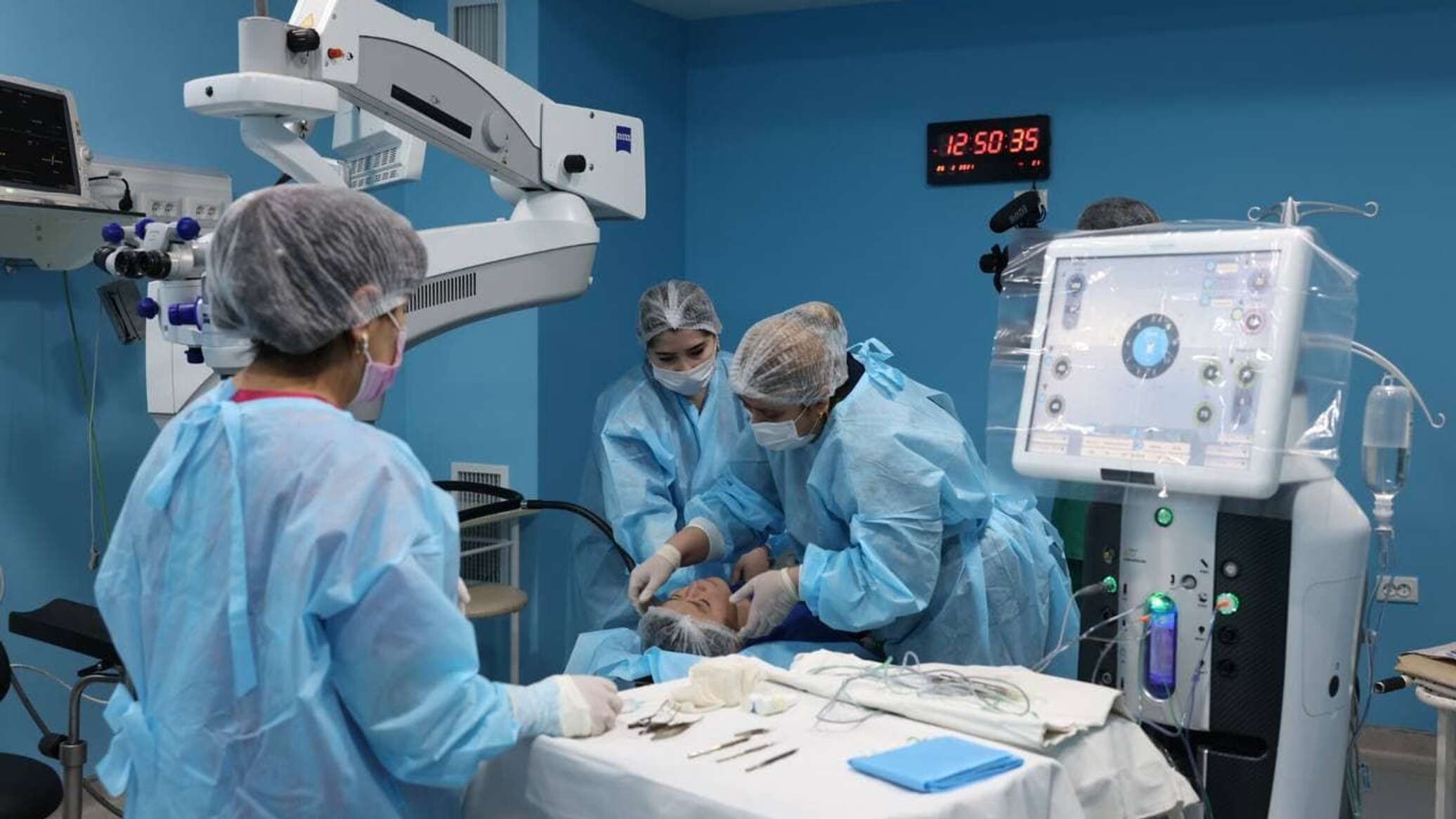 “Кўнгил Кўзи” лойиҳаси. Первая трансплантация роговицы в мире. Ko'ngil ko'zi loyihasi. Саломатлик фото. Операция в 2021 году