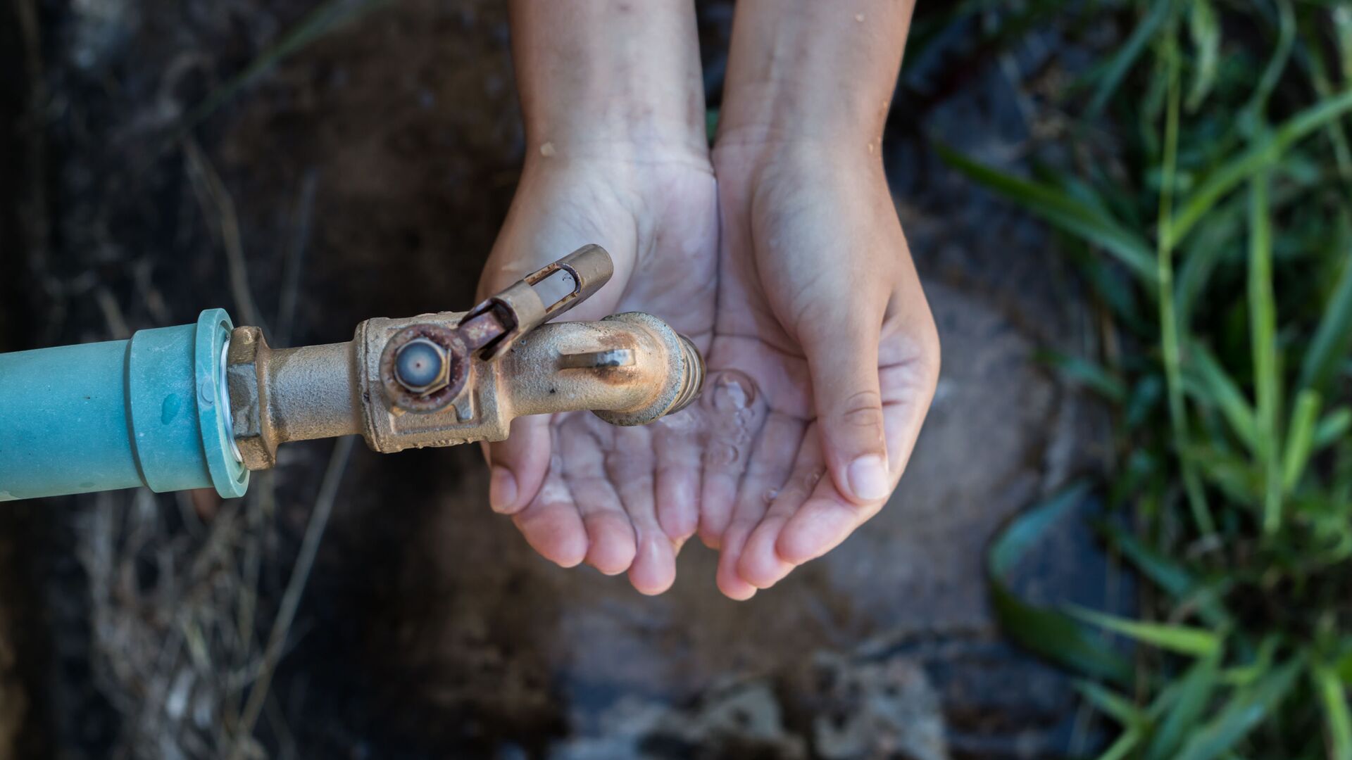 Ребенок протягивает руки к крану с водой - Sputnik Ўзбекистон, 1920, 03.07.2022