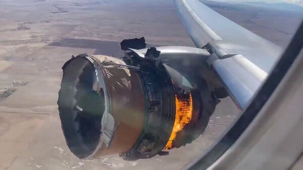 Двигатель Boeing 777, совершавшего полет из Денвера в Гонолулу, загорелся в воздухе. - Sputnik Ўзбекистон