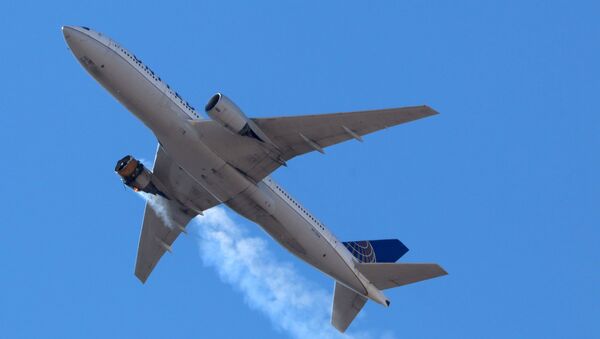 Самолет Boeing 777 авиакомпании United Airlines, с горящим правым двигателем совершает посадку - Sputnik Узбекистан