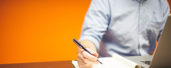 Мужчина работает с бумагами Мужчина работает с бумагами - Sputnik Ўзбекистон