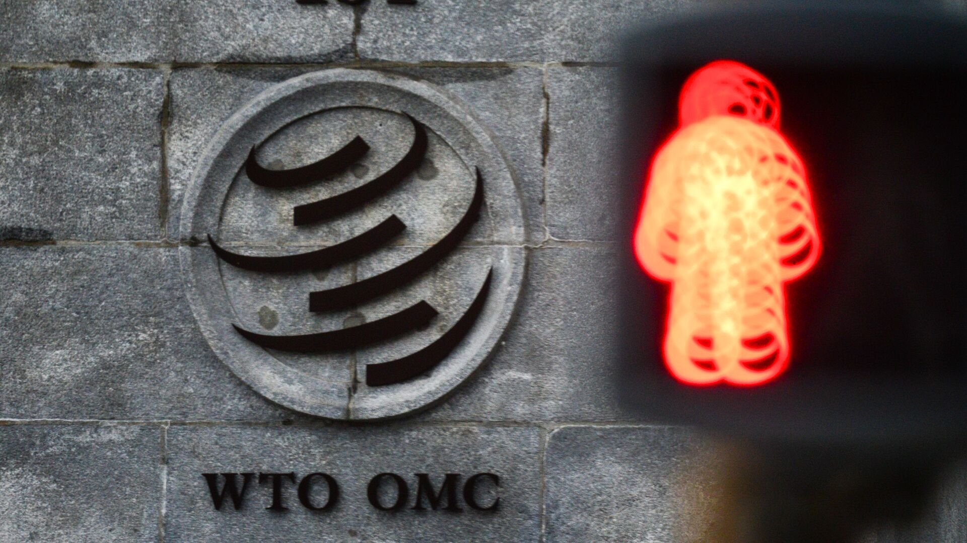 Эмблема Всемирной торговой организации (ВТО) возле здания штаб-квартиры организации в Женеве - Sputnik Узбекистан, 1920, 23.02.2021