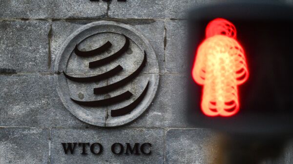 Эмблема Всемирной торговой организации (ВТО) возле здания штаб-квартиры организации в Женеве - Sputnik Ўзбекистон