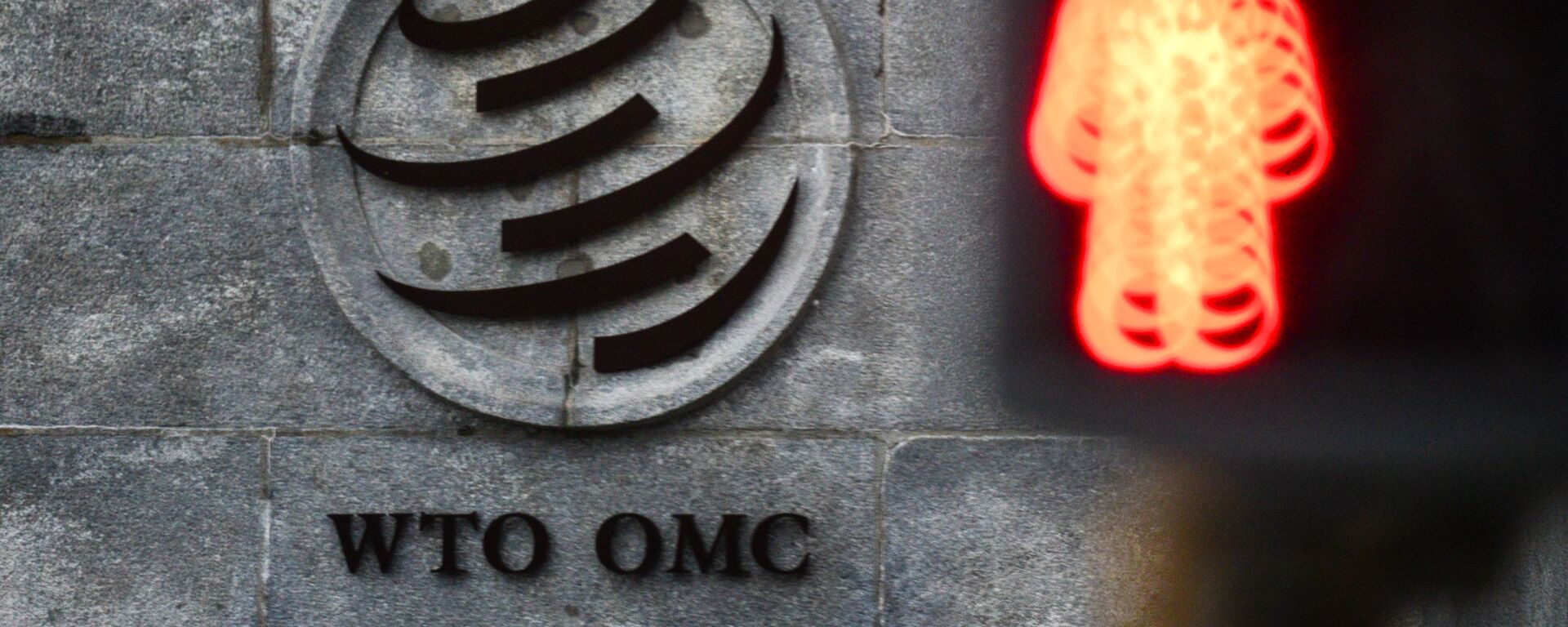 Эмблема Всемирной торговой организации (ВТО) возле здания штаб-квартиры организации в Женеве - Sputnik Узбекистан, 1920, 23.02.2021