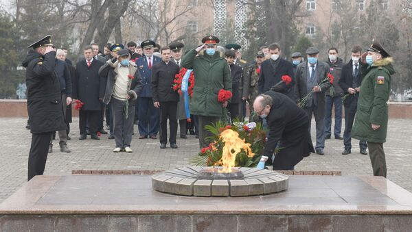 Помним, ценим!: в Ташкенте возложили цветы ко Дню защитника Отечества — видео - Sputnik Узбекистан