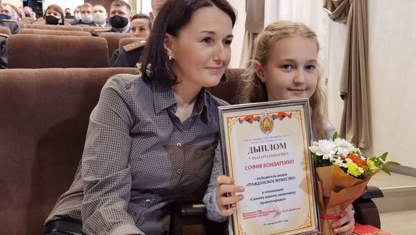 Десятилетняя девочка стала одной из самых смелых на Витебщине - видео - Sputnik Узбекистан