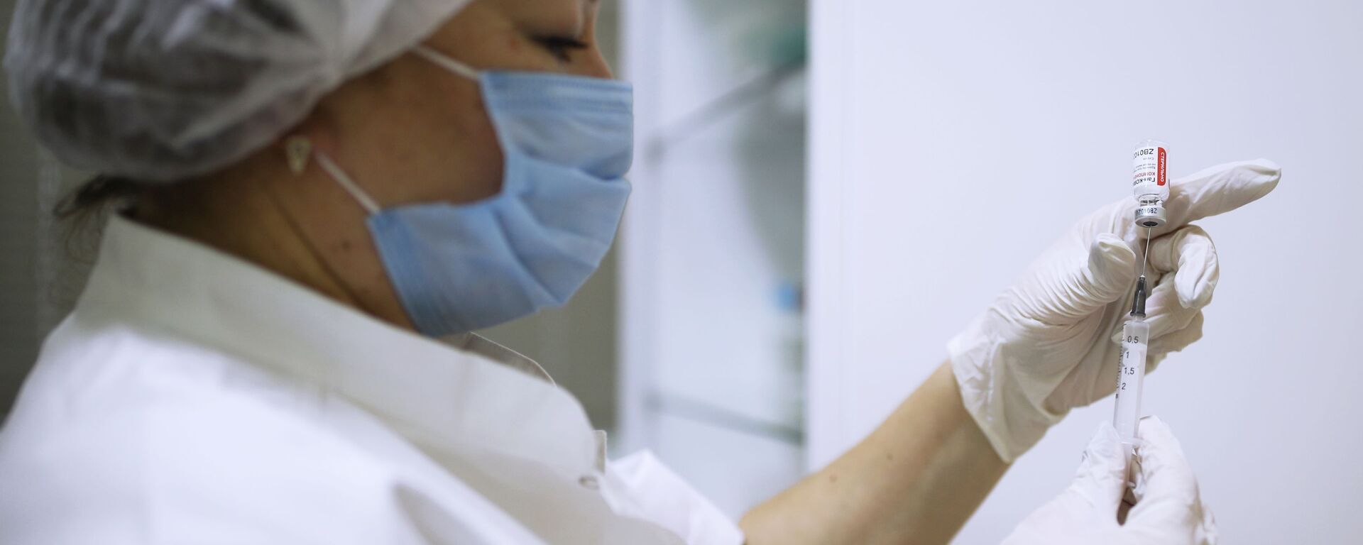 Медицинский работник набирает в шприц вакцину от COVID-19 - Sputnik Ўзбекистон, 1920, 01.03.2021