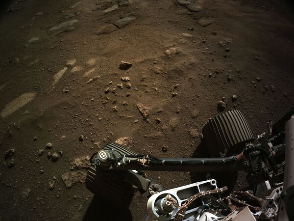 Perseverance Mars Rover marsoxodi yuborgan tasvir. - Sputnik O‘zbekiston