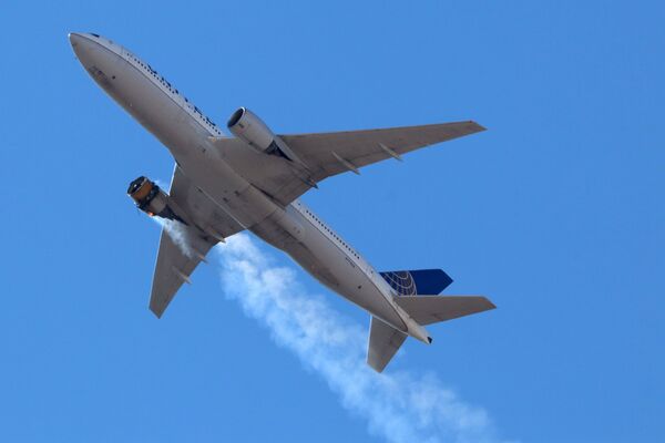 United Airlines авиакомпаниясининг Boeing 777 йўловчи самолёти Денвер устида ёнаётган двигател билан учиб ўтмоқда - Sputnik Ўзбекистон