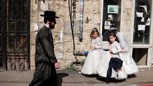 Девочки в свадебных платьях по случаю приближающегося еврейского праздника Пурим в Иерусалиме, Израиль - Sputnik Узбекистан