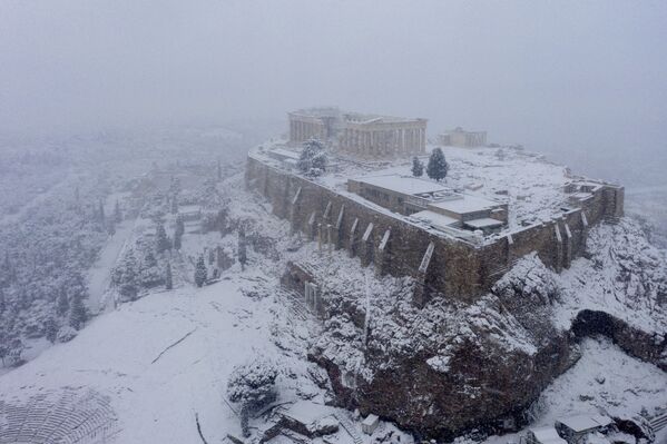 Вид на заснеженный холм Акрополь в Афинах - Sputnik Узбекистан