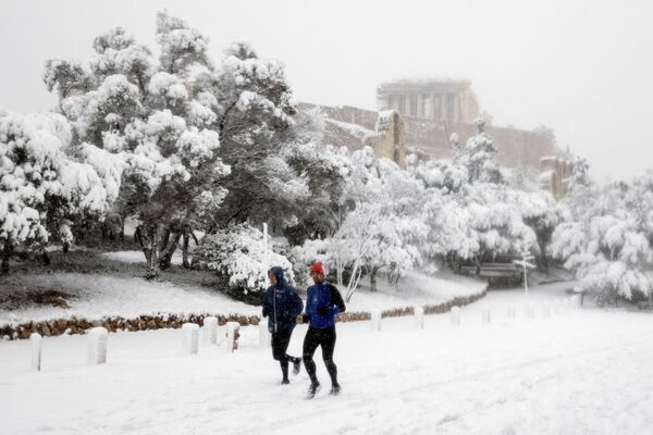 Бегуны на фоне заснеженного Парфенона в Афинах - Sputnik Узбекистан