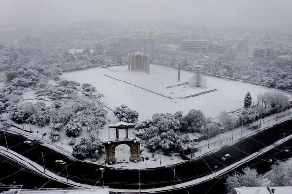 Вид на заснеженный храм Зевса в Афинах - Sputnik Узбекистан