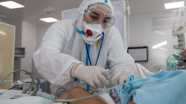 Врач и пациент в отделении реанимации и интенсивной терапии - Sputnik Узбекистан