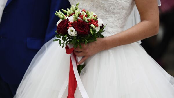 Букет в руках невесты на свадьбе - Sputnik Ўзбекистон
