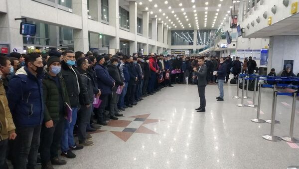 Очередная группа трудовых мигрантов из Узбекистана отправилась на работу в РФ - Sputnik Узбекистан