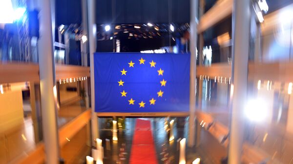 Флаг Евросоюза в главном здании Совета Европы в Страсбурге - Sputnik Узбекистан