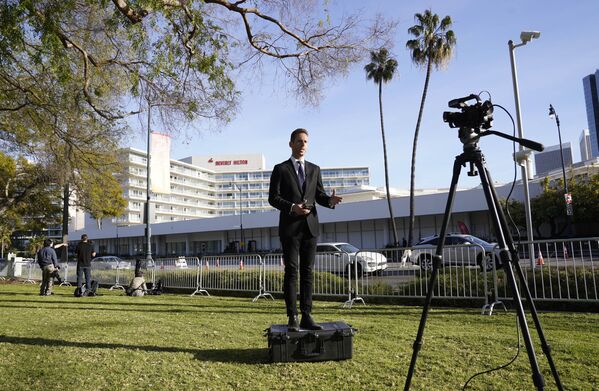 Репортер у отеля Беверли-Хилтон во время церемонии награждения премии Золотой глобус в США. - Sputnik Узбекистан