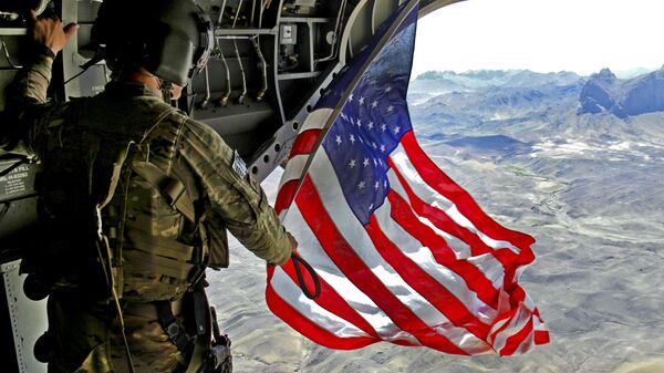 Американский солдат с флагом США  - Sputnik Ўзбекистон