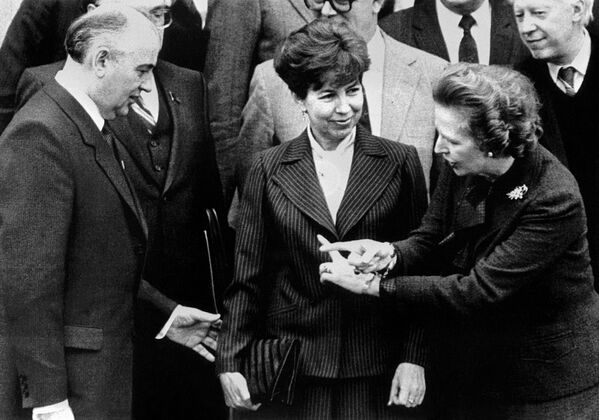 Gorbachov, rafiqasi Raisa Gorbachova va Buyuk Britaniya bosh vaziri Margaret Tetcher, 1984-yil dekabr, London. - Sputnik O‘zbekiston