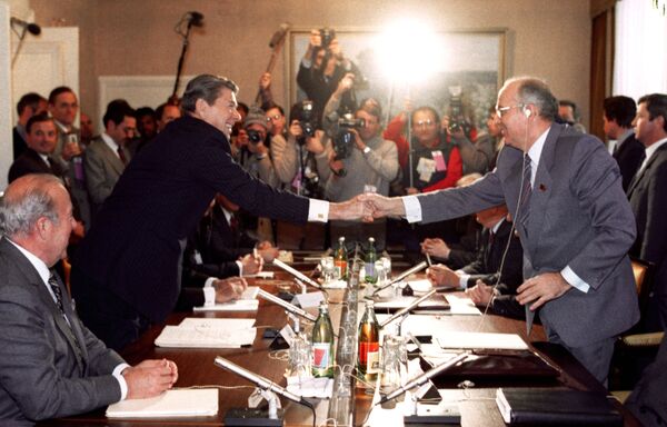 Mixail Gorbachov va AQSh prezidenti Ronald Reygan uchrashuvi, 1985-yil 19-noyabr. - Sputnik O‘zbekiston