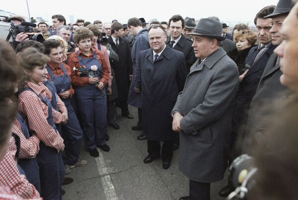 Gorbachov Tolyattida zavod ishchilari bilan, 1986-yil, 8-aprel - Sputnik O‘zbekiston
