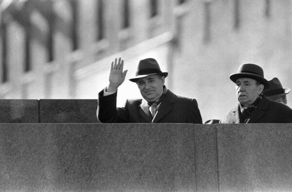 Gorbachov 1986-yil 1-mayda Moskvadagi Qizil maydonda Lenin mavzoleyida - Sputnik O‘zbekiston