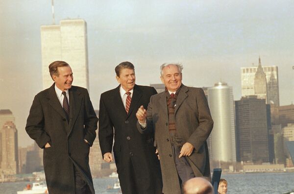 Михаил Горбачёв во время осмотра гавани Нью-Йорка с президентом Рональдом Рейганом и новым избранным президентом Джорджем Бушем 7 декабря 1988 года. - Sputnik Узбекистан
