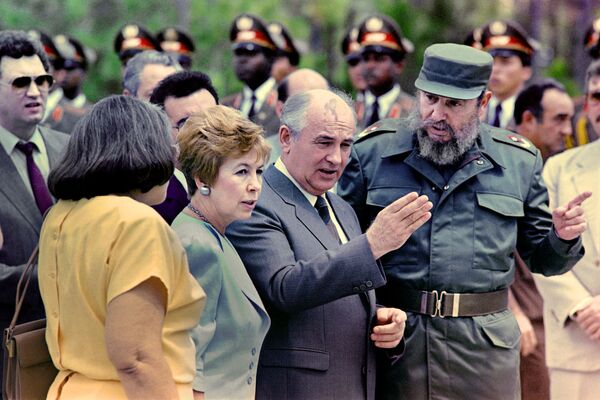 Kuba prezidenti Fidel Kastro Mixail Gorbachov va uning rafiqasi bilan.  Gavanada Lenin haykaliga gulchambar qo‘yish marosimi, 1989-yil 3-aprel  - Sputnik O‘zbekiston