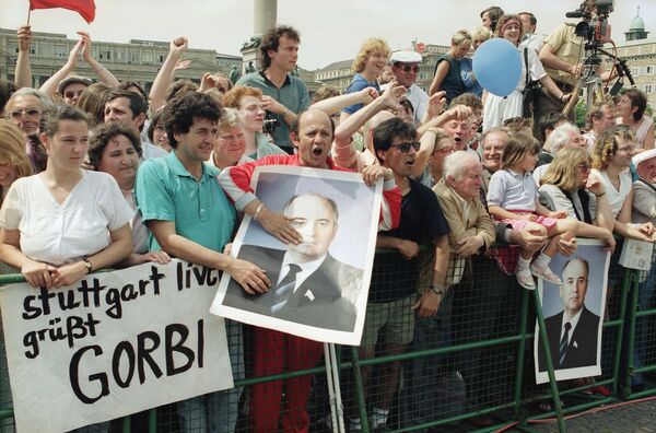 Митинг в Штутгарте в поддержку Gorbi, 1989 год. Германия до сих пор благодарна Горбачёву за то, что идею воссоединения страны удалось воплотить в жизнь так быстро. В России его до сих пор критикуют за то, что он якобы продал ГДР задешево. - Sputnik Узбекистан