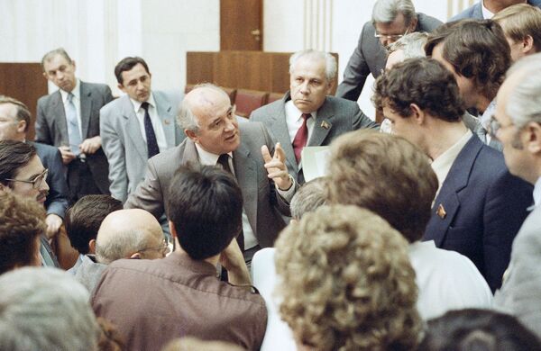 Gorbachov Oliy sovet majlisida deputatlar bilan bahslashmoqda, 1989-yil.  - Sputnik O‘zbekiston
