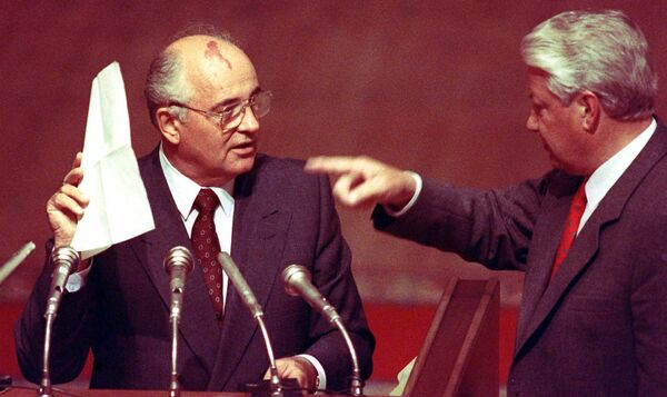 Gorbachov va Boris Yelsin Oliy sovet majlisida, 1991-yil 23-avgust. - Sputnik O‘zbekiston