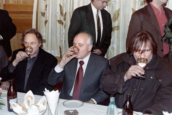 Gorbachov fransuz aktorlari Pyer Rishar va Jerar Depardye bilan, 1993-yil 9-fevral - Sputnik O‘zbekiston