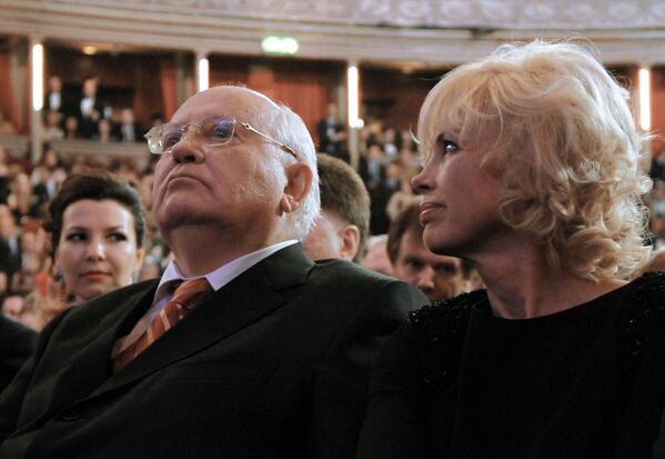 С дочерью Ириной Вирганской в зале лондонского Королевского Альберт-холла во время концерта, посвященного его 80-летию.  - Sputnik Узбекистан