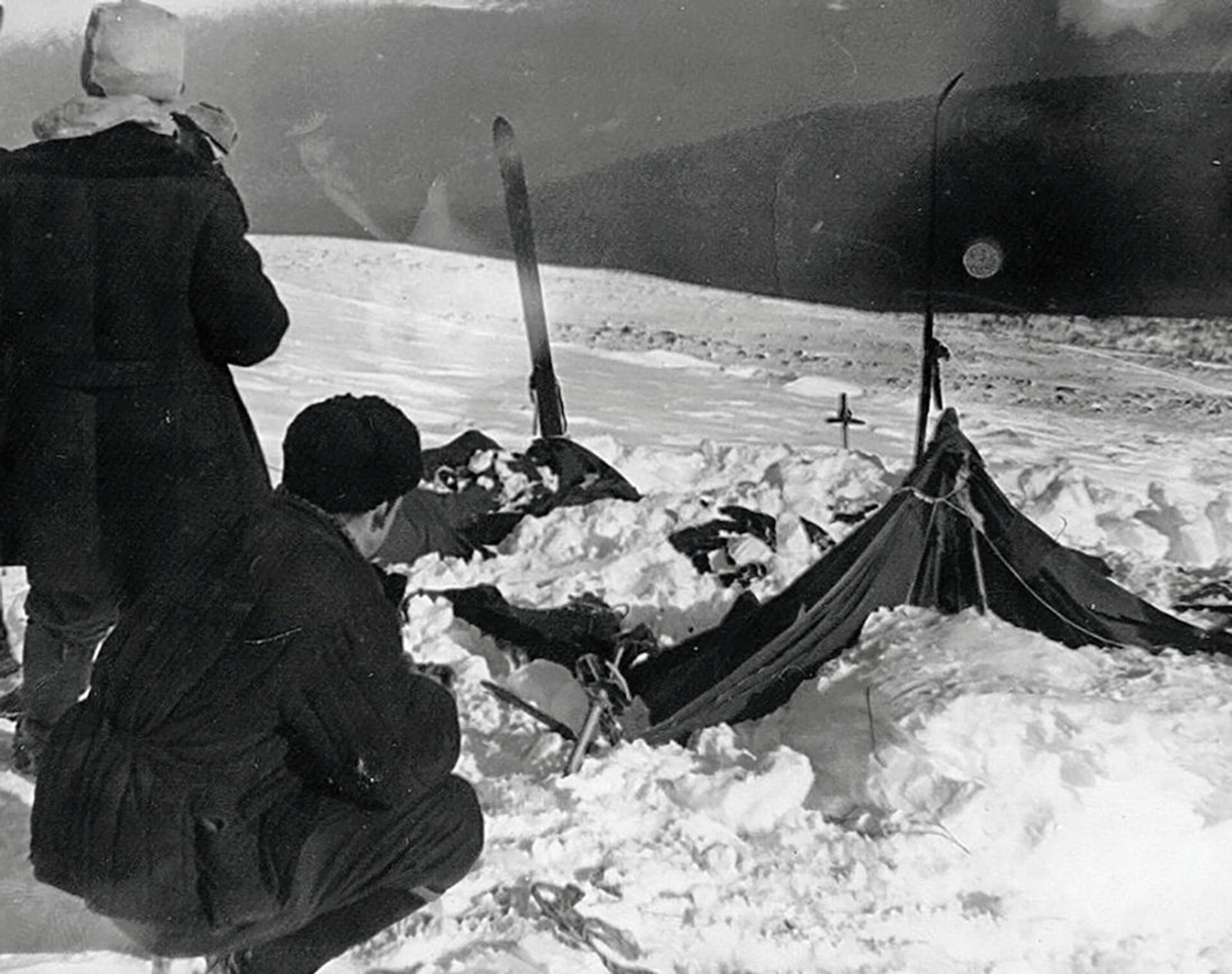 Вид на найденную палатку группы Дятлова, погибшей в горах Урала в 1959 году - Sputnik Узбекистан, 1920, 09.03.2021