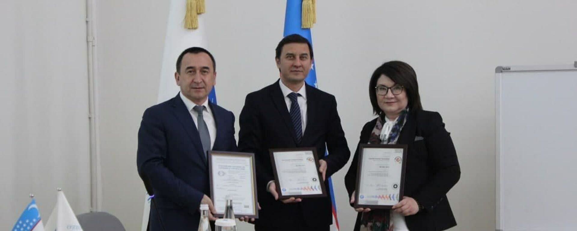 Представители Швейцарской сертификационной компании SGS вручила руководству Ассоциации Узтекстильпром международный сертификат ISO 9001:2015 - Sputnik Узбекистан, 1920, 02.03.2021