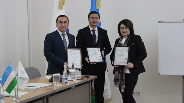 Представители Швейцарской сертификационной компании SGS вручила руководству Ассоциации Узтекстильпром международный сертификат ISO 9001:2015 - Sputnik Узбекистан