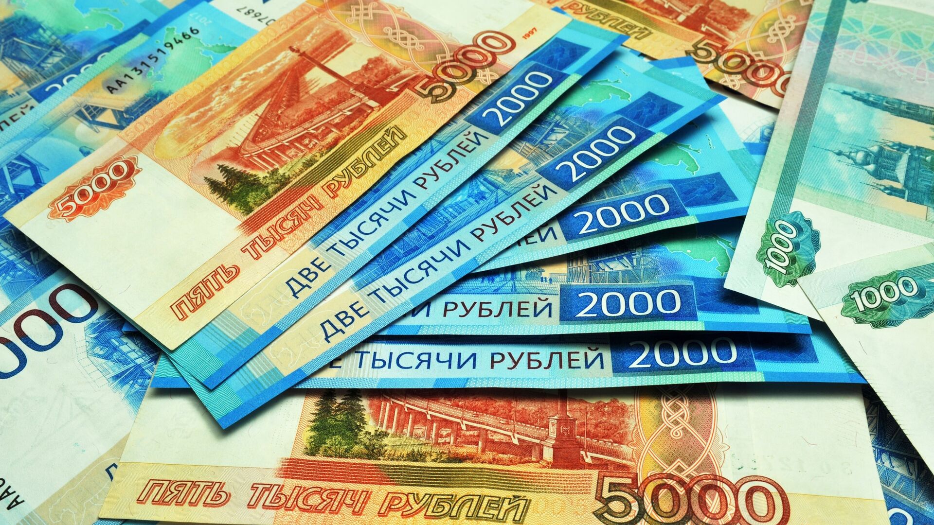 Банкноты номиналом 1000, 2000 и 5000 рублей. - Sputnik Узбекистан, 1920, 25.03.2022