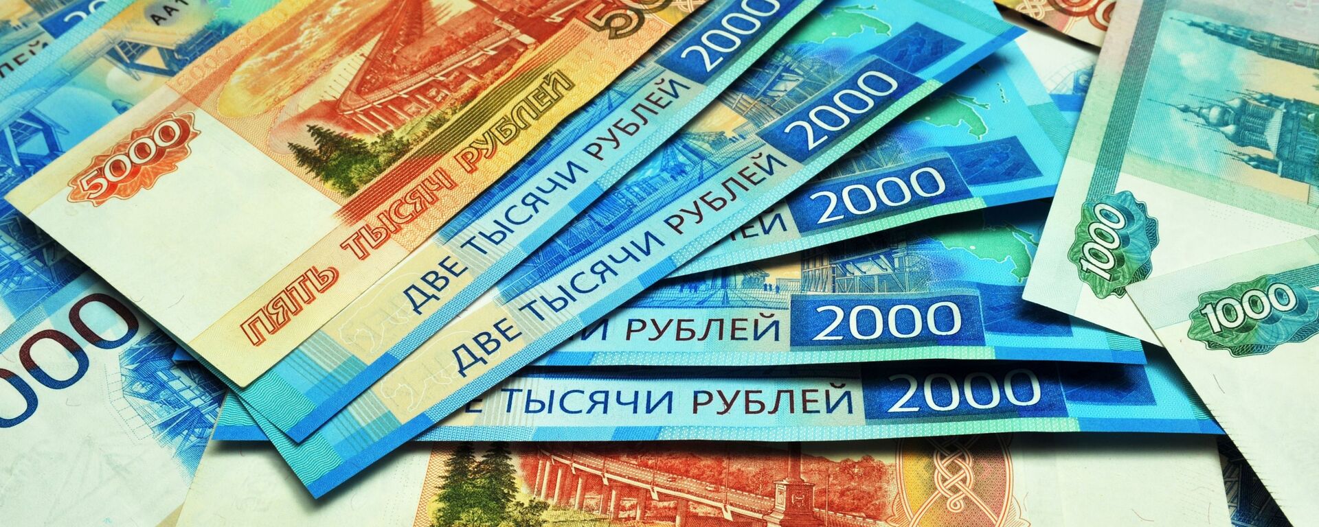 Banknoti nominalom 1000, 2000 i 5000 rubley. - Sputnik O‘zbekiston, 1920, 03.03.2021