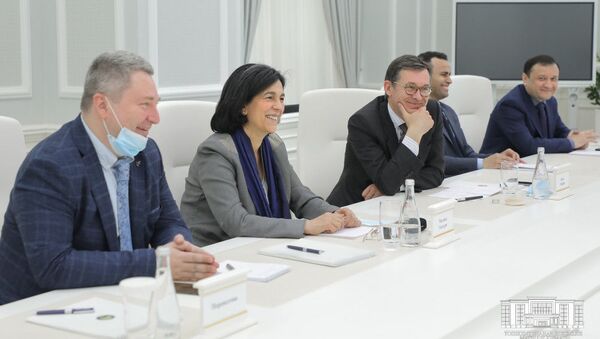 Хоким Ташкента встретился с представителем французской компании Veolia Маликой Гендури - Sputnik Узбекистан