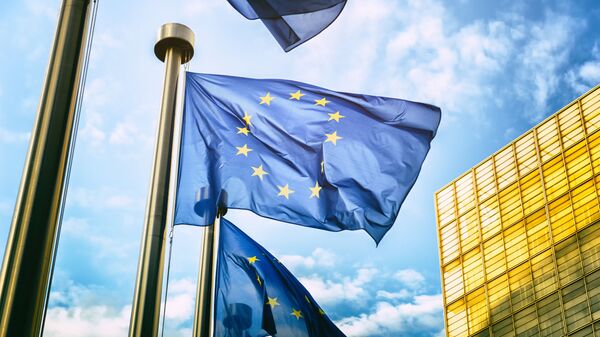 Флаги Евросоюза напротив здания Европейской комиссии в Брюсселе  - Sputnik Узбекистан