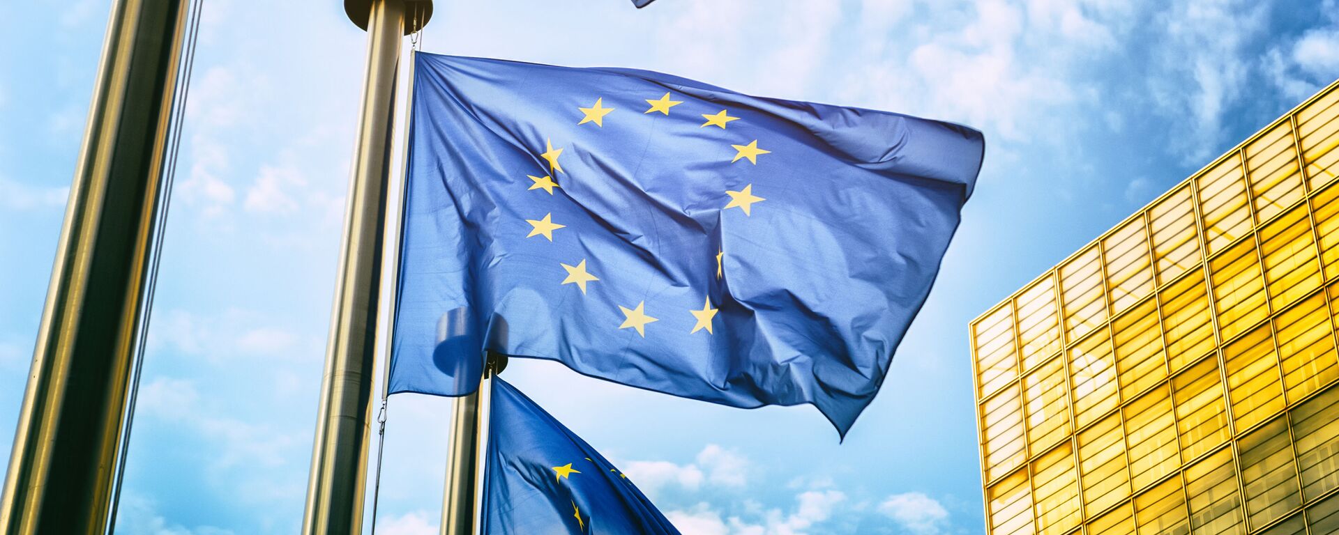 Флаги Евросоюза напротив здания Европейской комиссии в Брюсселе  - Sputnik Узбекистан, 1920, 03.03.2021