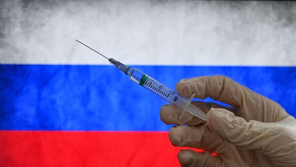 Шприц с вакциной на фоне российского флага - Sputnik Узбекистан