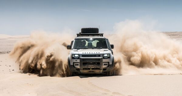 Land Rover Defender avtomobili cho‘lda, Namibiya. - Sputnik O‘zbekiston