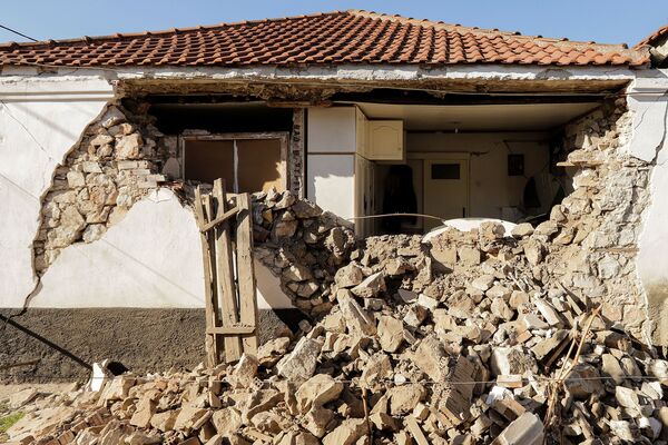 Разрушенный дом в результате землетрясения, деревня Дамаси, Греция, 3 марта 2021 г. - Sputnik Узбекистан