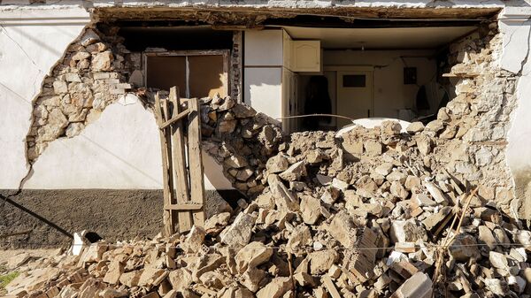 Разрушенный дом вследствие землетрясения в Греции  - Sputnik Ўзбекистон