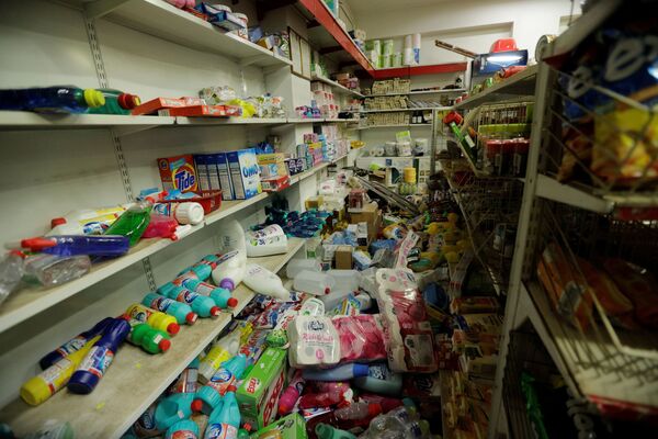 Упавшие товары в супермаркете в результате землетрясения в Греции, 3 марта 2021 г. - Sputnik Узбекистан