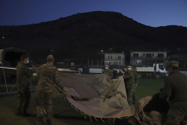 Солдаты греческой армии устанавливают палатки для пострадавших в результате землетрясения в Греции, 3 марта 2021 г. - Sputnik Узбекистан