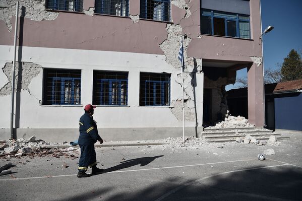 Пожарный у здания школы, разрушенного в результате землетрясения, Греция, 3 марта 2021 - Sputnik Узбекистан